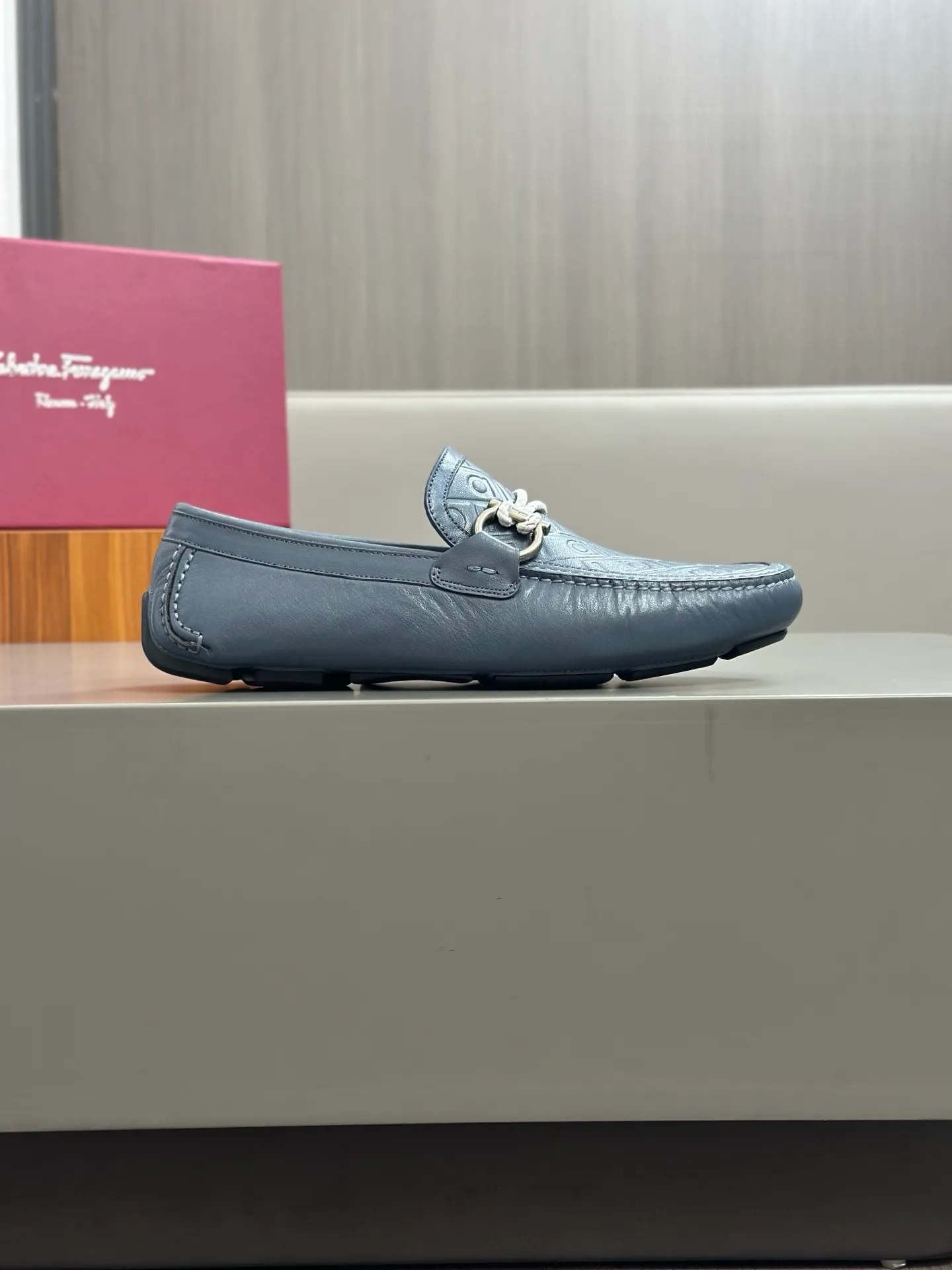 Batch 840, original order quality, new counter model, Ferragamo handmade men's driving shoes, bean shoes, slip-on shoes, lazy shoes, exquisite hand-stitching, workmanship details comparable to counters, original rubber outsole, imported cowhide from Italy, pressed water corrugated water-dyed cowhide lining, 39-44 large quantities in stock (38, 45 custom-made, non-refundable)